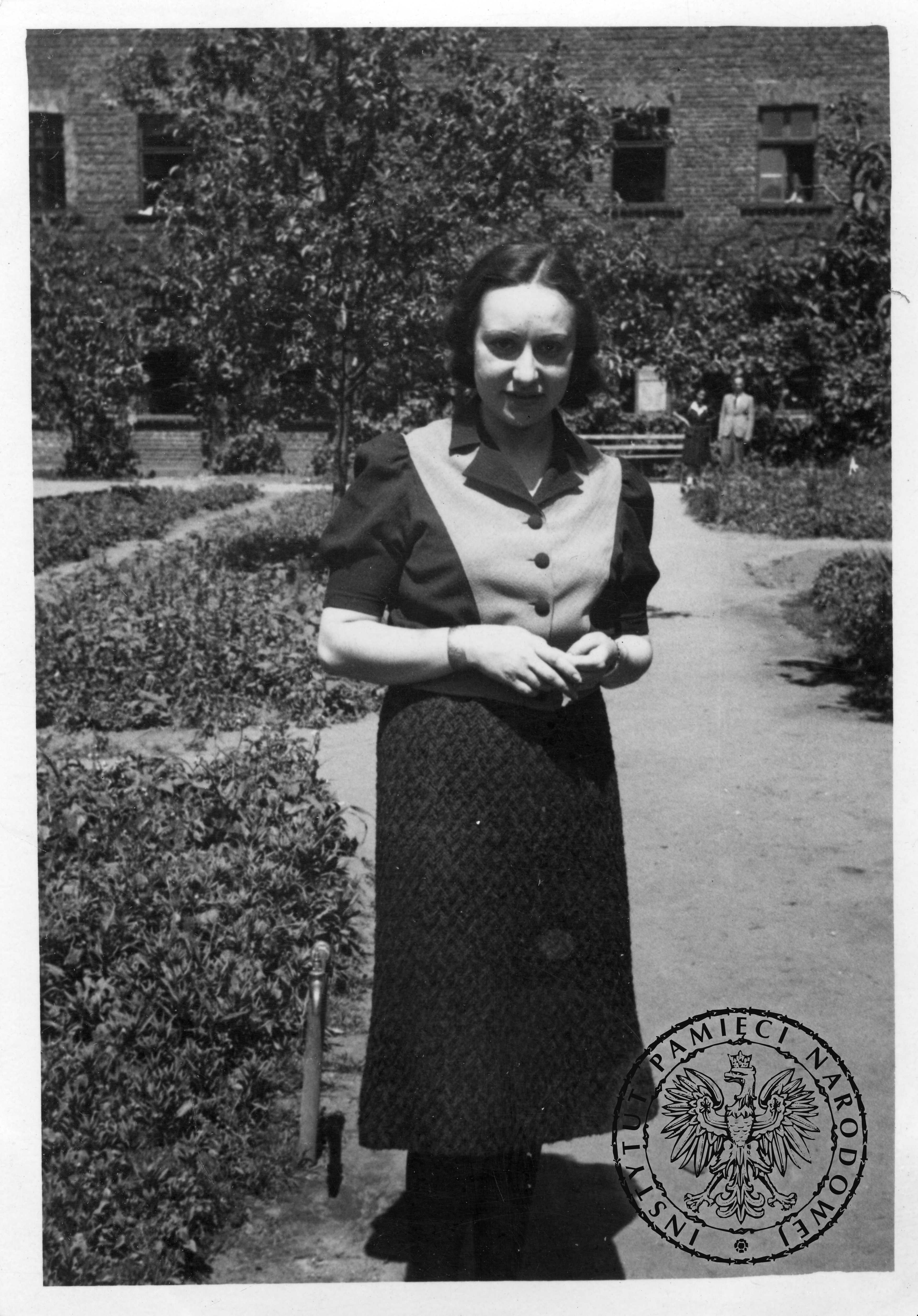 Explore documents of the Arolsen Archives | 7810000044 - Portraits of women